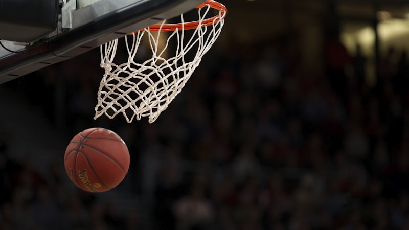 NBA季后赛洛杉矶湖人队与金州勇士队对决的高清直播画面，球员正在扣篮
