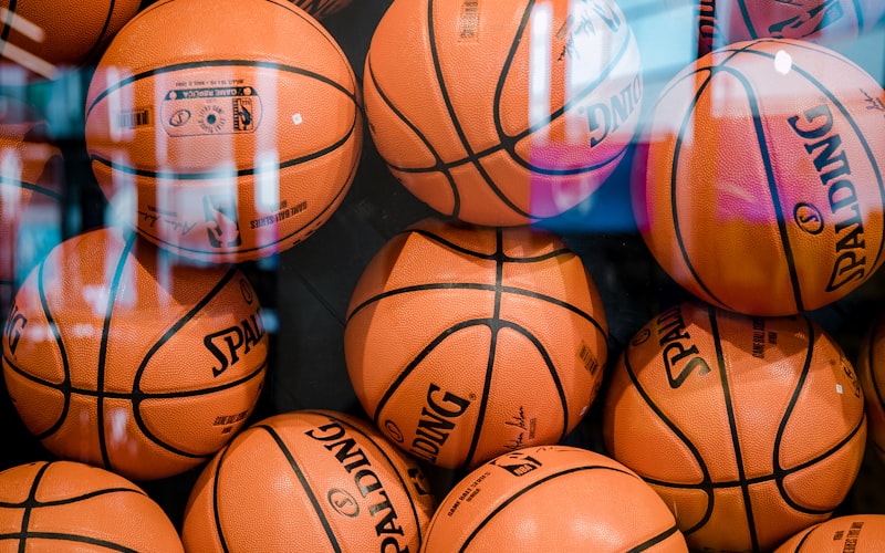 英超与NBA赛事同屏直播的精彩画面，展示乐视体育高清观看体验